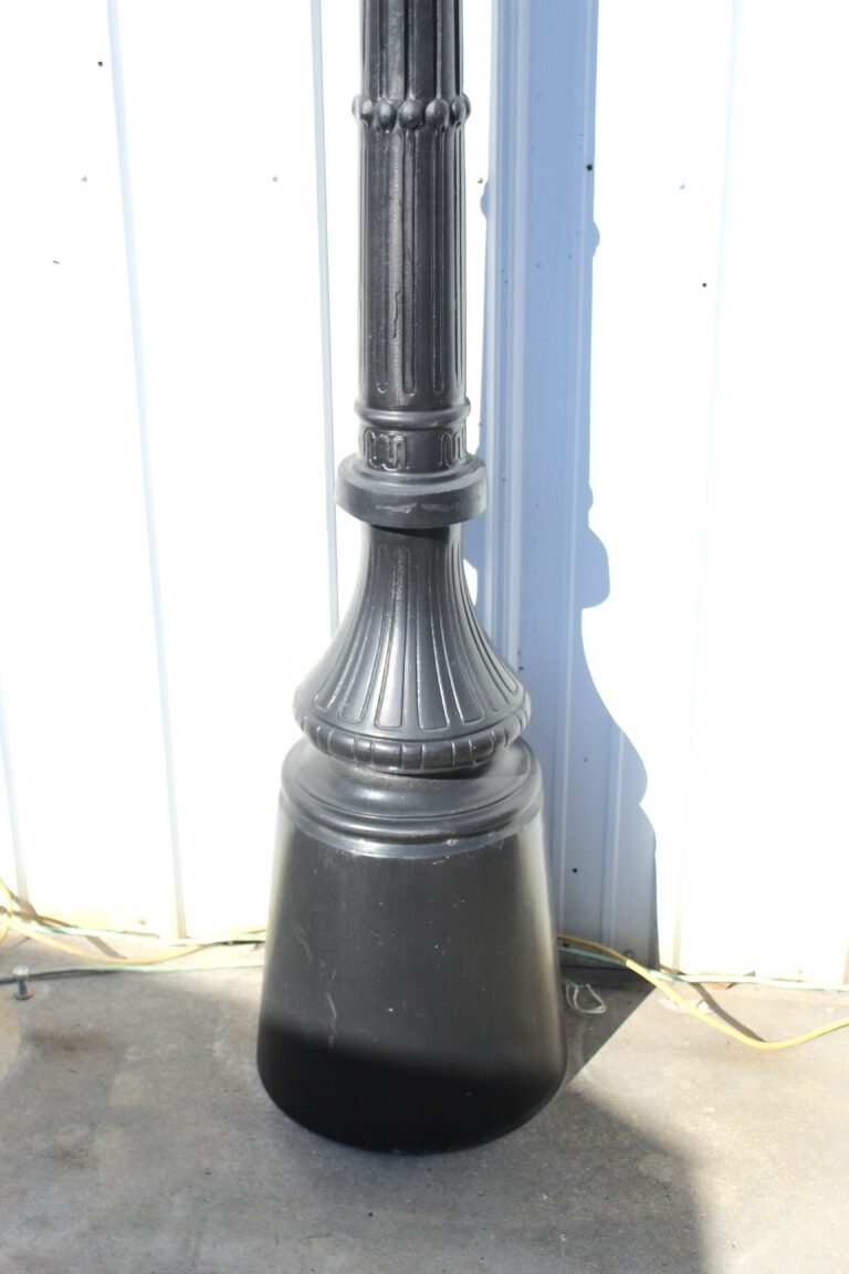 3 Globe Horse Lamppost