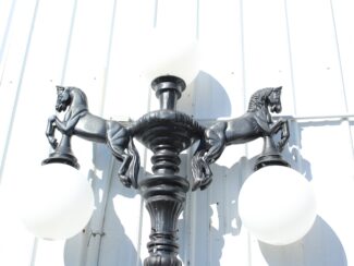 3 Globe Horse Lamppost (2)