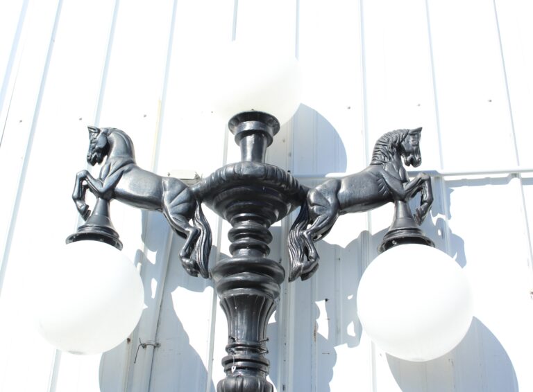 3 Globe Horse Lamppost (2)