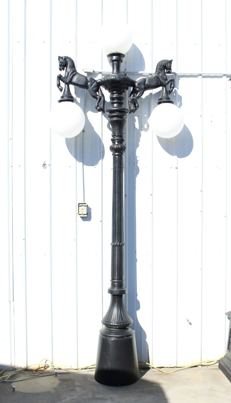 3 Globe Horse Lamppost (4)