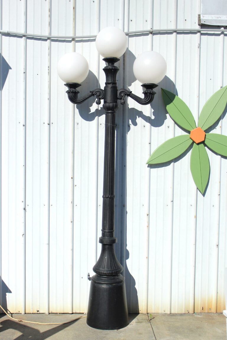 3 Globe Lamppost (7)