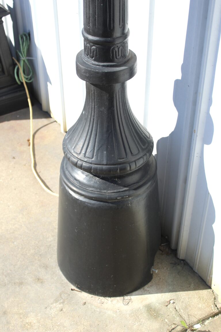 3 Globe Lamppost Base
