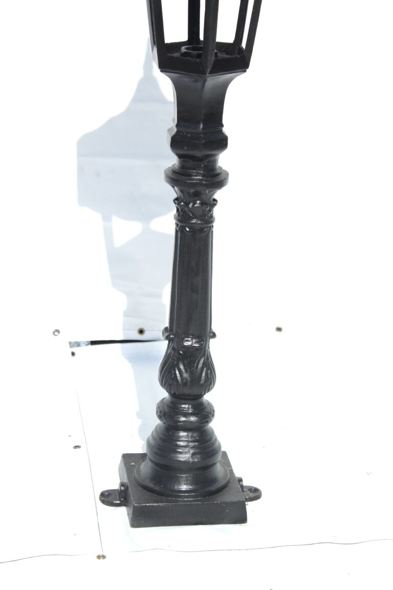 Balboa Walkway Light w/ Large Holland Top