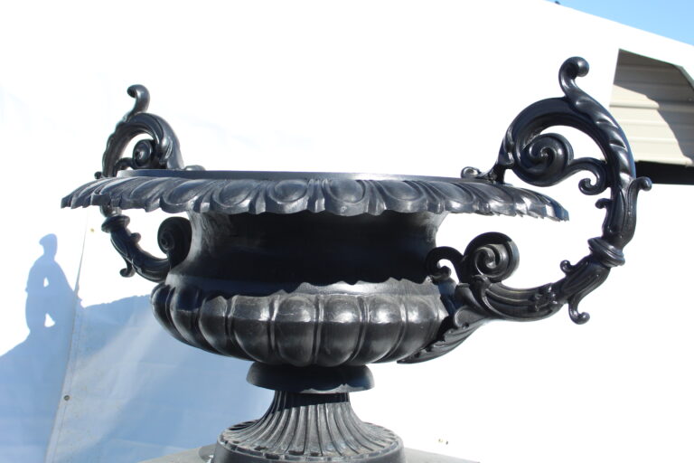 Hampshire Urn with Base (2)