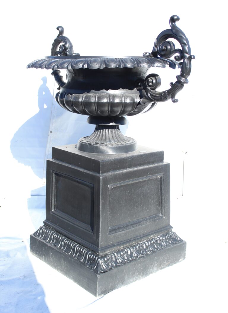 Hampshire Urn with Base (3)