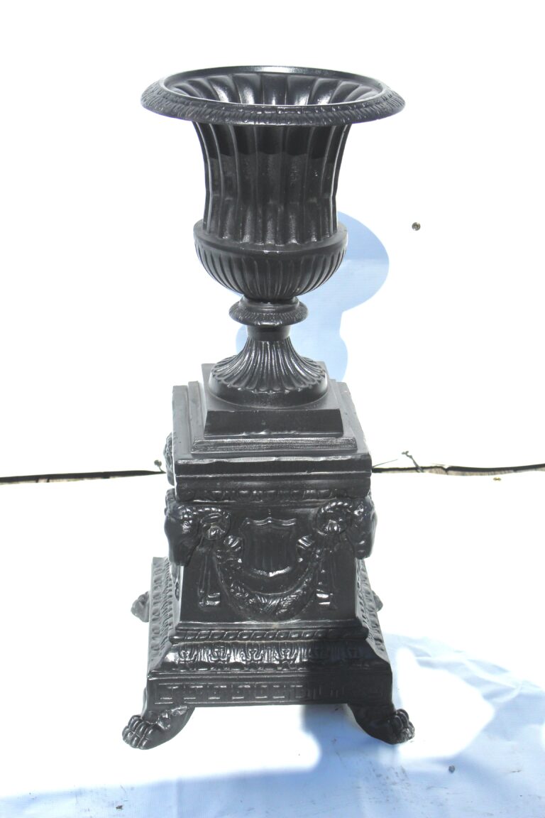 Medium Urn on Presidential Base