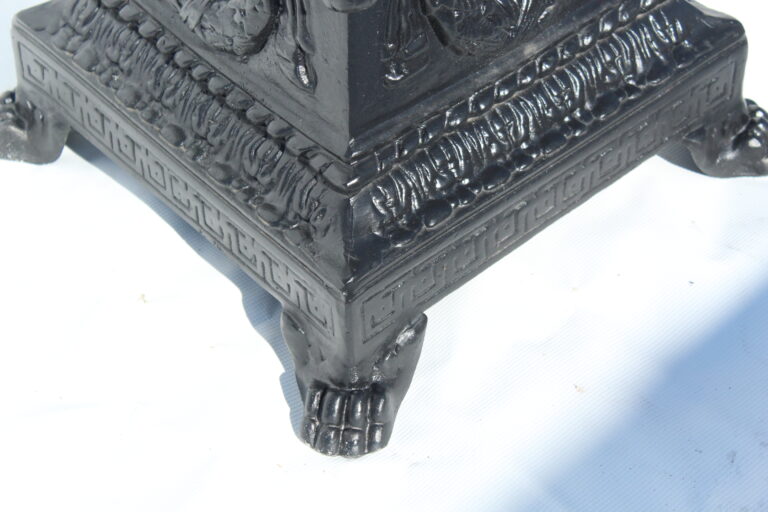 Medium Urn on Presidential Base