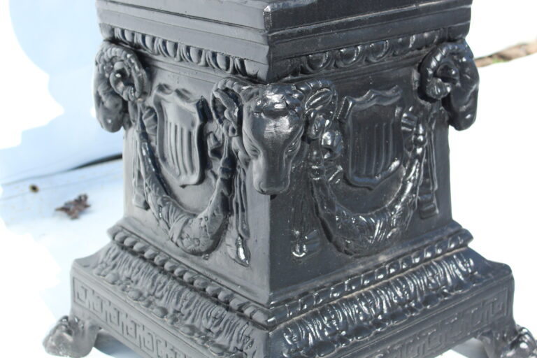 Medium Urn on Presidential Base