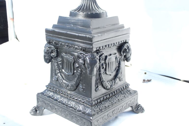 Medium Urn on Presidential Base